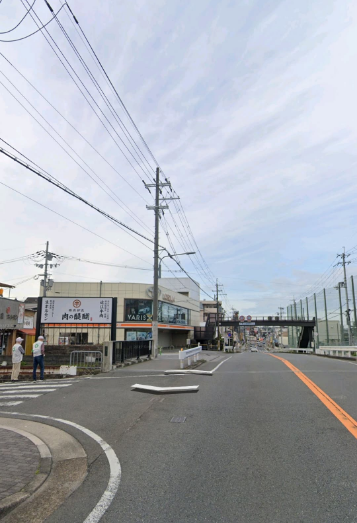 【1】京都市営地下鉄、醍醐駅に併設の平和堂を起点とし、南に5分ほど直進します。<br>橋の向こう側に『肉の醍醐』というお店があるので、目印に橋の手前まで進みます。