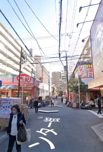 【2】香里駅前通商店街を直進し。ドラッグセガミ、居酒屋のなごみが建っている交差点まで進みます。