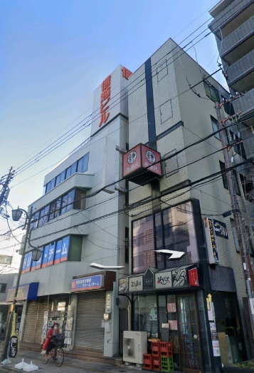 早子町の交差点を左折し、約2分ほど歩きます。 ローソンの斜め向かいの、1Fにお寿司屋さんが入っている黒いビルの3Fが寝屋川店です💅