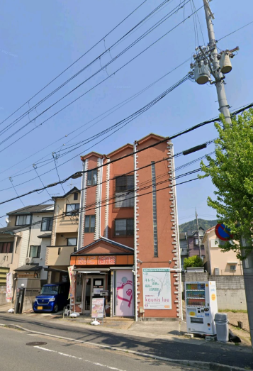 【3】奈良街道沿いを約3分ほど歩くと、左側に1Fがだいご接骨院の茶色い建物があり、そこの2Fが醍醐店です💅<br>入口がピンクの扉からお入りください！<br>道路を挟んだ向かいに美容室、斜め前にはローソン醍醐多近田店があります。