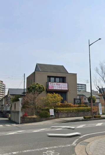 はるやまの山手幹線を挟んだ向かい側にある1軒屋の、2Fが松井山手店です💅<br>路地を挟んだ向かいは個別指導塾ブレーンとおばんざい屋さんがあります。