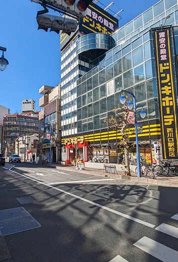 【1】JR西川口駅 西口を出て、まっすぐの通りを進み、「ドン・キホーテ」さんも右にしてさらに進みます。