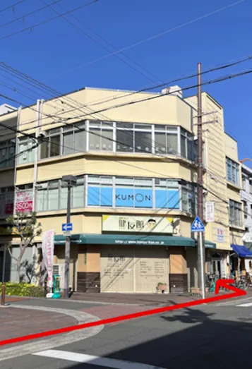 【3】健友館さん、公文さんのビル２階が当店になります！（しまカフェさんの隣が入口です）