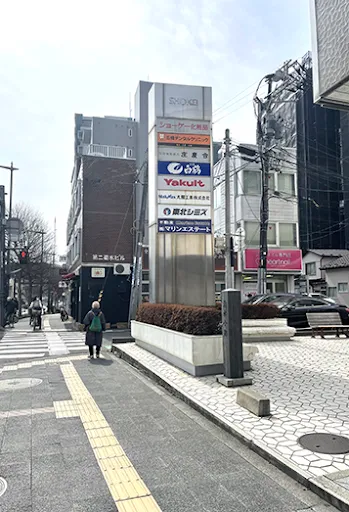 【3】最初の信号を右折。ピンクの看板が目印の「はあとねいる仙台五橋店」到着です。