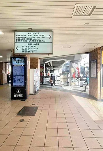 【1】JR福島駅の改札をでると目の前になにわ筋が通っています。 そのなにわ筋を右に向かって歩きだします。