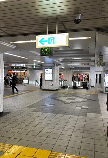 【1】阪急茨木市駅の北改札を出て、正面のエスカレーターで下に降りたら左に曲がります。