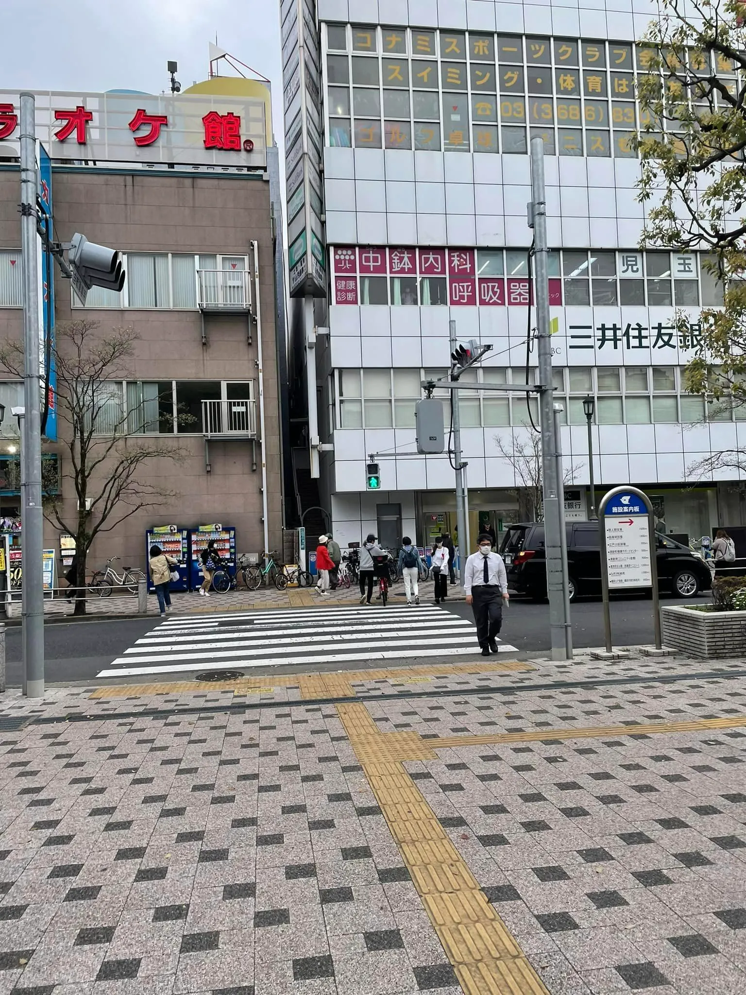 【1】西葛西駅南口を出てまっすぐ進み、三井住友銀行を目の前に右に曲がります。