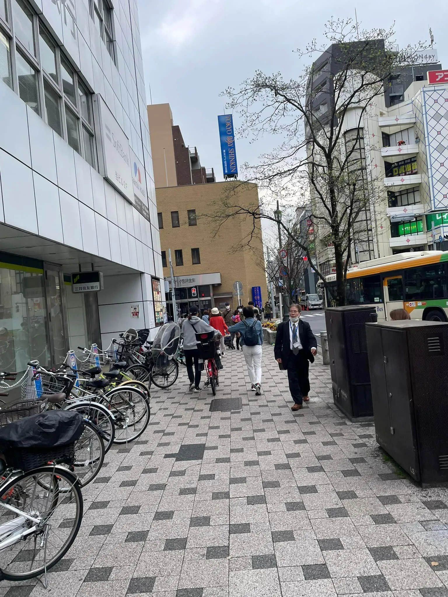 【2】東京ベイ信用金庫の建物を左に見ながらまっすぐ進みます。