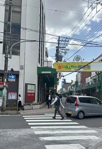 【1】甲子園口駅を南側の改札を出たら三菱UFJ銀行が目の前に見えます。 その右隣から始まるほんわか商店街をまっすぐ2号線に向かって進みます。