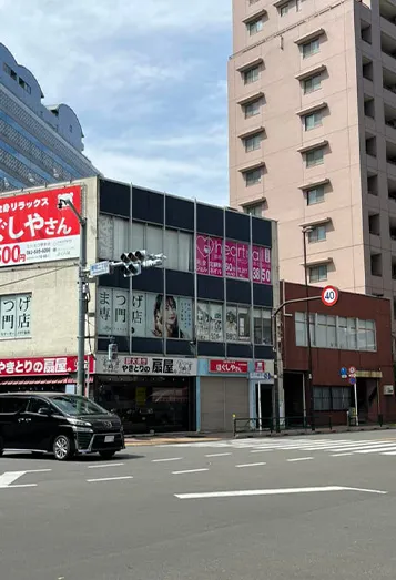 【3】信号を2つ渡ると1階が焼き鳥店、ほぐしやさんの看板があるビルの3階に、はあとねいる立川店があります。