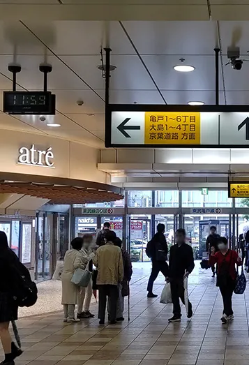 【1】JR亀戸駅北口を出て直進します。