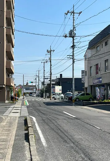 【2】中仙道郵便局を通り過ぎ、一つ目の信号の手前右手側にある建物の2階です。