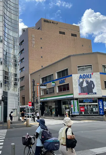 【2】蒲田駅東口（交差点）をAOKI側へ渡り、横浜銀行方面へ進みます。