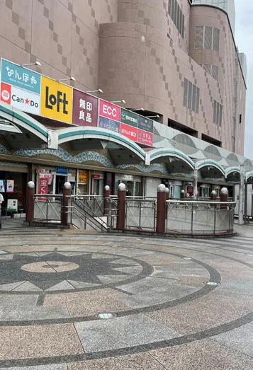 【1】近鉄生駒駅中央改札を出て右に進みます。近鉄百貨店が見えますので、右側の階段を下ります。
