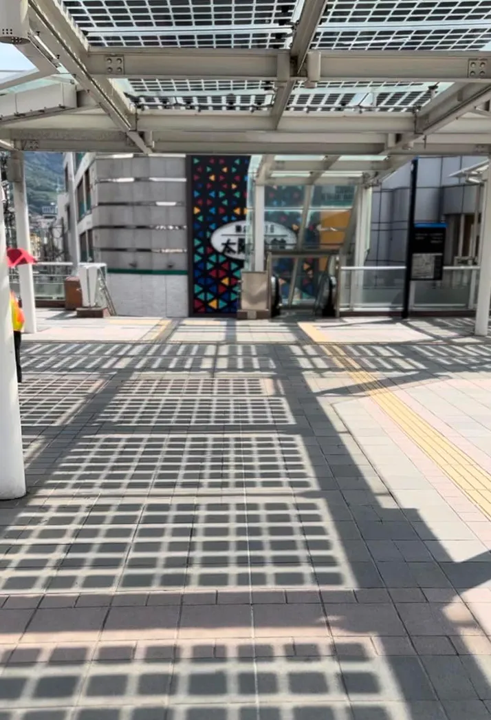 【1】鹿児島本線　黒崎駅改札口を出てまっすぐ進み、途中で右手に曲がっていただき、エスカレーターをおります。