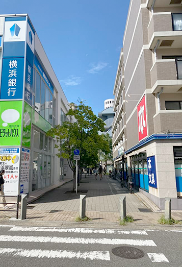 【2】横断歩道を渡り、横浜銀行と書店の間へ