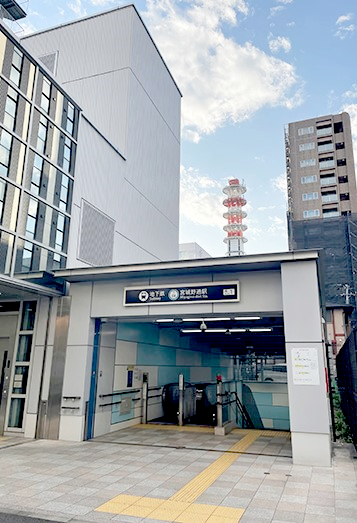 【1】仙台市地下鉄東西線　宮城野通り駅　南1出入り口を出ます。