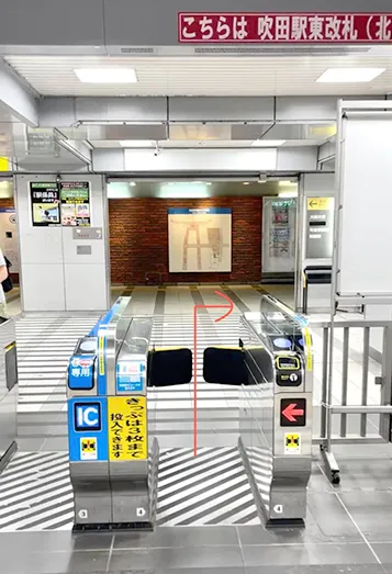 【1】JR吹田駅 東改札を出て右折し南出口へ、階段で地上に上がり、そのまま直進します。