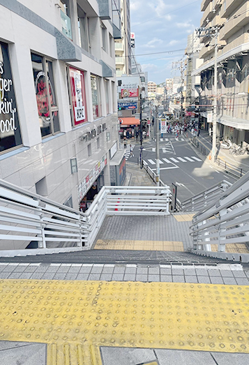 【1】阪急豊中駅南改札を出て5番出口を進みます！駅前広場を左方向に進みケンタッキーの看板の方向に進んでいただき階段を降りて下さい！