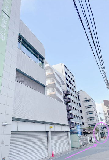 【3】日本政策金融公庫のある交差点を左（北）へ進みますと、左手にはあとねいる河内永和店の店舗がございます。
