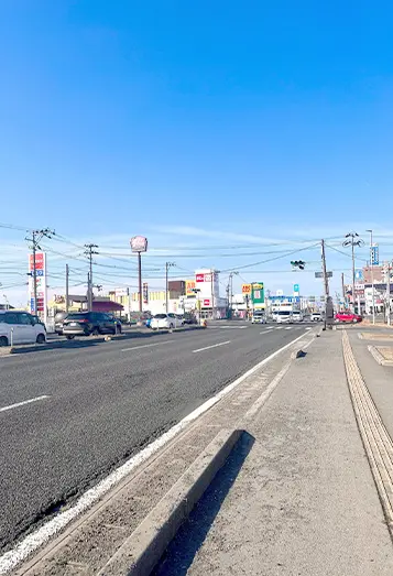 【2】ビッグボーイ八戸城下店様が左前方にある交差点を右折します。