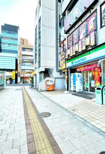 【2】志木駅南口交番を過ぎるとファミリーマート・松屋が見えてきますので、松屋を右折します。