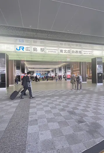 【1】広島駅の新幹線口(北口)を背に右のシェラトン方向に進みます。