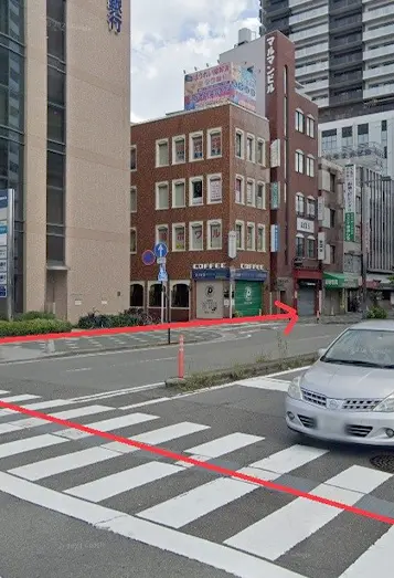 【2】和歌山駅前交差点を渡り右折してください。
