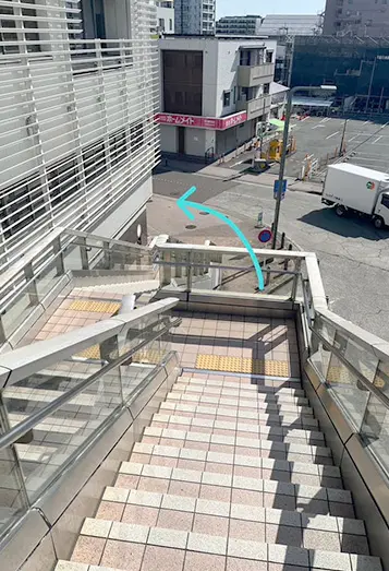 【2】TSUTAYAさんの建物の手前にある階段を降り一里塚通りを真っ直ぐ進みます。