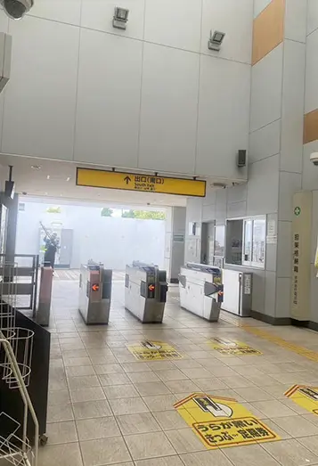 【1】港町駅南口を出たら右手に進んでください。