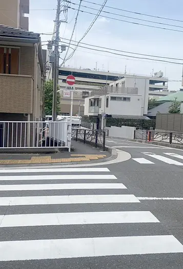 【2】1つ目の横断歩道を渡って頂きまっすぐすすんでください。