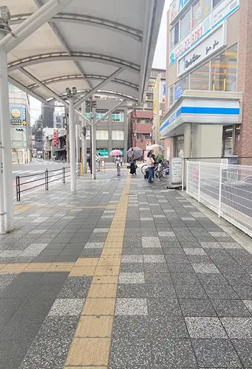 【1】JR奈良駅の東口（奈良公園の方向）ロータリーに出ていただき、右側に進みます。