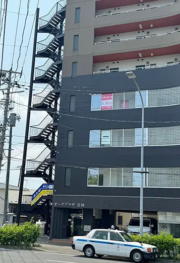 【3】一つ目の信号の右側に見える建物の4階が はあとねいる仙台卸町店です。