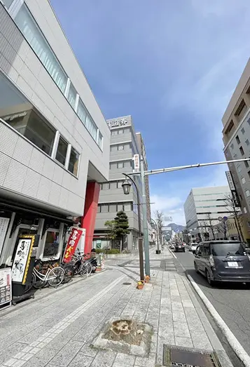 【1】駅からまっすぐ東に向かって野村證券手前角を左折して下さい。