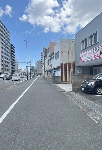 【2】450m直進し六間道路へ出たら左折。