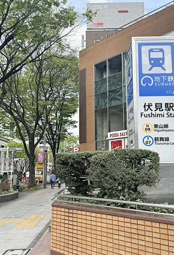 【1】地下鉄伏見駅4番出口から広小路通を栄方面に向かってください。