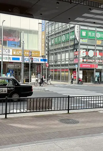 【2】横断歩道を渡り右へ曲がります。