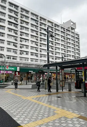 【1】東武スカイツリーライン「竹ノ塚」駅東口をでて、ロータリー沿いを左手に進みます。