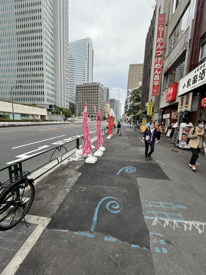 【2】青梅街道の歩道橋を渡ります。歩道橋を降りて西新宿駅方面に向かい、ラーメンつけ麺昌平のビルの手前のビル3階になります。