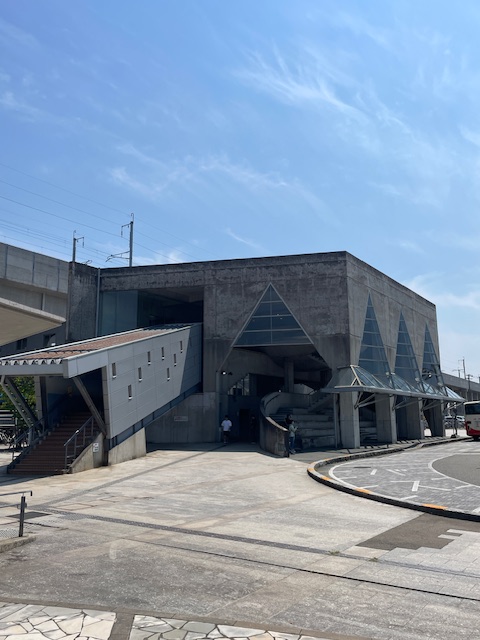 【1】JR野々市駅 北口側 から、目の前の通りまで進んでください。（1分程度）