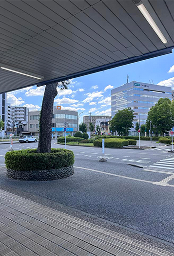 【1】三河豊田駅の改札を出て、前を通る県道488号線を左（南西）方向に向かいます。