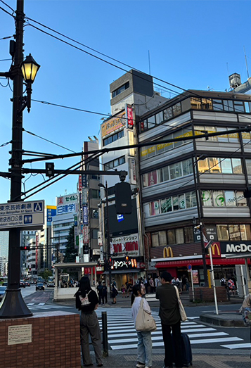 【1】各線池袋駅、西口(中央出口)を出ると、 　ビックカメラ、マクドナルド、サブウェイが見えます。 　マクドナルドが左手になるように右へ曲がります。