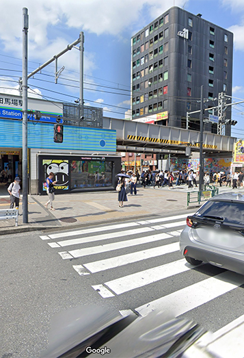 【1】早稲田口から出て横断歩道を渡ります。