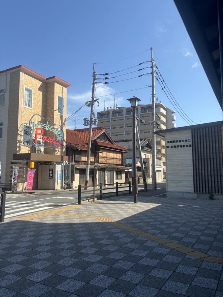 【1】東郷駅宗像大社口を出て第1自転車等駐車場の方向へ真っ直ぐ進んでください。