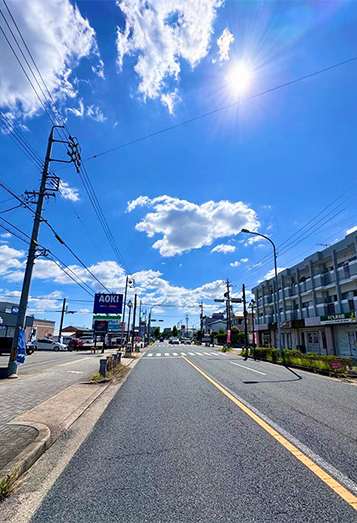 【2】そのまま県道488号線を車で3分（1キロ）ほど向かい『AOKI』さんの看板がみえる『大林町13丁目』交差点の右手のビル1Fになります（ピンクののぼりが目印です）。