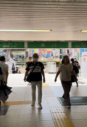 【1】松戸駅東口を出て階段を降りてください。