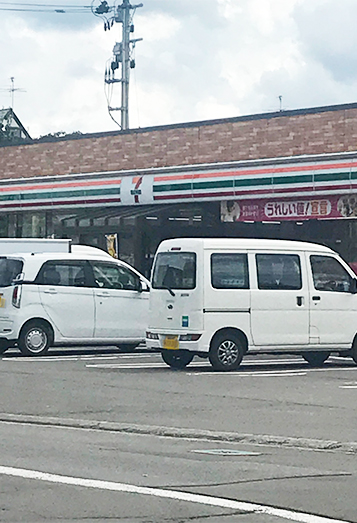 【2】セブンイレブン青森花園2丁目店を左折します。