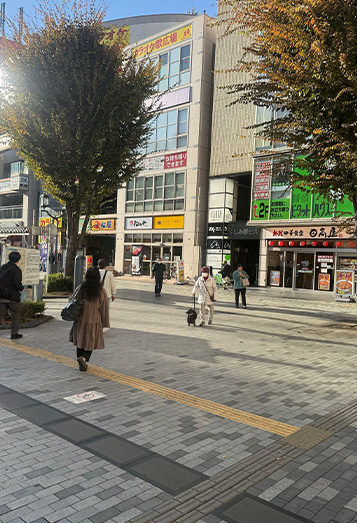 【1】東武東上線ふじみ野駅西口に降りて頂き、右に進んで頂くと日高屋さんや松屋さんが並んでいますので、その並びに沿うように真っ直ぐ５分ほど歩いて頂きます。