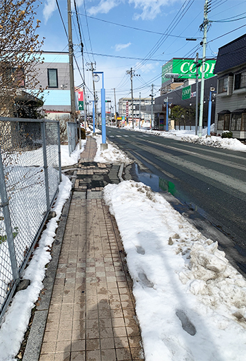 【2】北へCOOPさんの看板を目安に徒歩2分です。