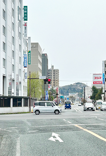 【1】いわき駅南口、駅前通りを南方面へ直進し、十五町目の信号を左折します。